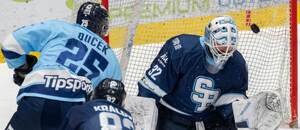 Vľavo strieľa Samuel Buček (HK Nitra), v bránke Jaroslav Janus (HC Slovan Bratislava).