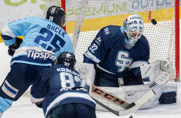 Vľavo strieľa Samuel Buček (HK Nitra), v&nbsp;bránke Jaroslav Janus (HC Slovan Bratislava).