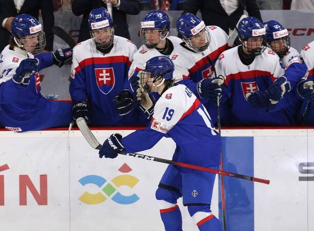 Timothy Kazda tešiaci sa z gólu na MS U18 v hokeji 2026.