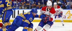 Vpravo Juraj Slafkovský v zápase play-off NHL.