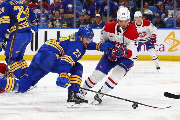 Vpravo Juraj Slafkovský v&nbsp;zápase play-off NHL.