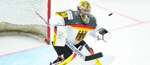 Brankár Nemecka Philipp Grubauer v plnej permanencii v jednom zo zápasov na MS v ľadovom hokeji 2025