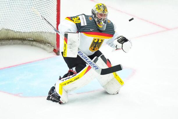 Brankár Nemecka Philipp Grubauer v plnej permanencii v jednom zo zápasov na MS v ľadovom hokeji 2025