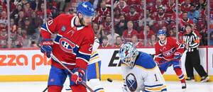 Juraj Slafkovský (Montreal) pred brankárom Ukkom-Pekkom Luukkonenom (Buffalo).