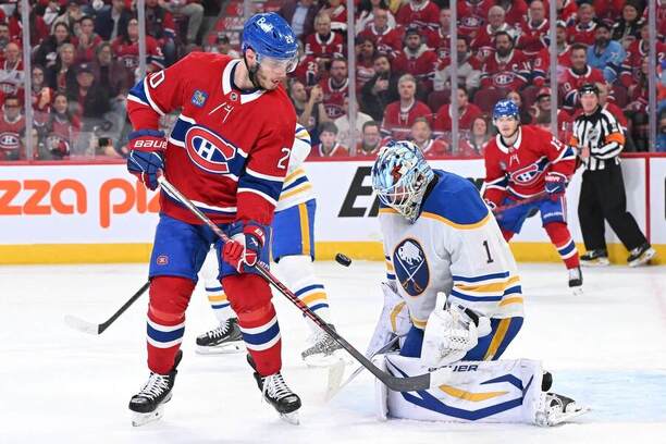 Juraj Slafkovský (Montreal) pred&nbsp;brankárom Ukkom-Pekkom Luukkonenom (Buffalo).