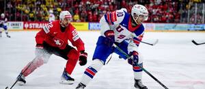 Zľava Nino Niederreiter zo Švajčiarska a Matty Beniers z USA