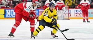 Zľava útočník Dánska Alexander True a forward Švédska Lucas Raymond počas zápasu o bronz Švédsko vs. Dánsko na MS v ľadovom hokeji 2025
