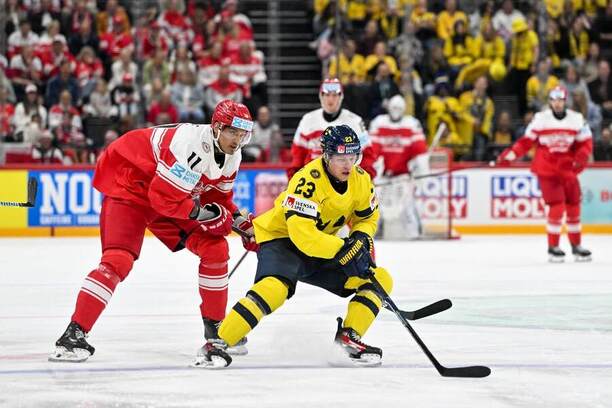 Zľava útočník Dánska Alexander True a&nbsp;forward Švédska Lucas Raymond počas zápasu o&nbsp;bronz Švédsko vs. Dánsko na&nbsp;MS v&nbsp;ľadovom hokeji 2025