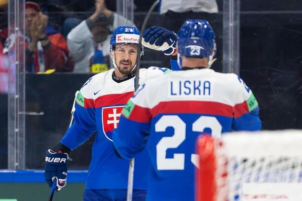 Marek Hrivík a&nbsp;Adam Liška oslavujú gól do&nbsp;siete Nórska.
