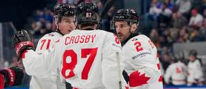 Zľava Macklin Celebrini, Sidney Crosby a Dylan DeMelo.