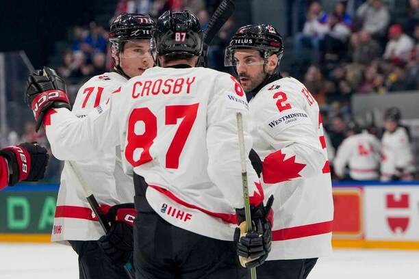 Zľava Macklin Celebrini, Sidney Crosby a&nbsp;Dylan DeMelo.