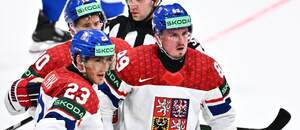 Vpredu zľava Lukáš Sedlák a Jan Mandát v drese Česka na MS v hokeji 2026.