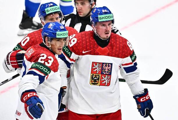 Vpredu zľava Lukáš Sedlák a&nbsp;Jan Mandát v&nbsp;drese Česka na&nbsp;MS v&nbsp;hokeji 2026.
