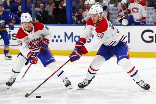 Zľava Cole Caufield a&nbsp;Juraj Slafkovský v&nbsp;drese Montrealu v&nbsp;play-off NHL 2025/2026.