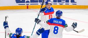 Už aj Oliver Okuliar (vpravo) strelil gól na MS v hokeji 2026.