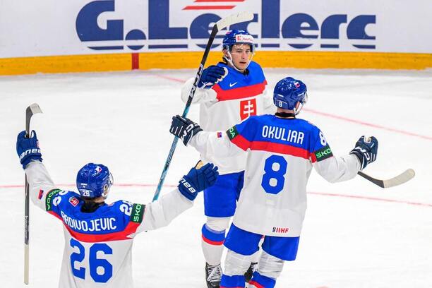 Už aj Oliver Okuliar (vpravo) strelil gól na&nbsp;MS v&nbsp;hokeji 2026.