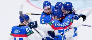 Slovenskí hokejisti sa tešia z gólu do siete Talianska.