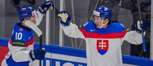 Zľava Adam Sýkora a Martin Chromiak tešiaci sa z gólu Slovenska na MS v hokeji 2026 proti Slovinsku.