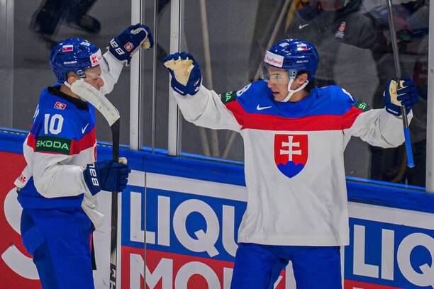 Zľava Adam Sýkora a Martin Chromiak tešiaci sa z gólu Slovenska na MS v hokeji 2026 proti Slovinsku.