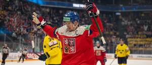 Roman Červenka ako kapitán Česka na MS v hokeji 2026.