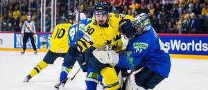 Švéd Marcus Johansson a brankár Lukáš Horák v súboji na MS v hokeji 2025.