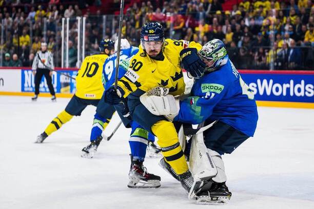 Švéd Marcus Johansson a&nbsp;brankár Lukáš Horák v&nbsp;súboji na&nbsp;MS v&nbsp;hokeji 2025.