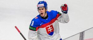 Filip Mešár s víťazným gestom na MS v hokeji 2026.