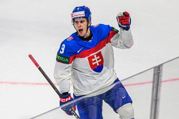Filip Mešár s&nbsp;víťazným gestom na&nbsp;MS v&nbsp;hokeji 2026.