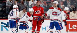 Juraj Slafkovský so spoluhráčmi z Montrealu v zápase NHL proti Caroline.
