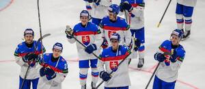 Slovenskí hokejisti oslavujú výhru nad Slovinskom.