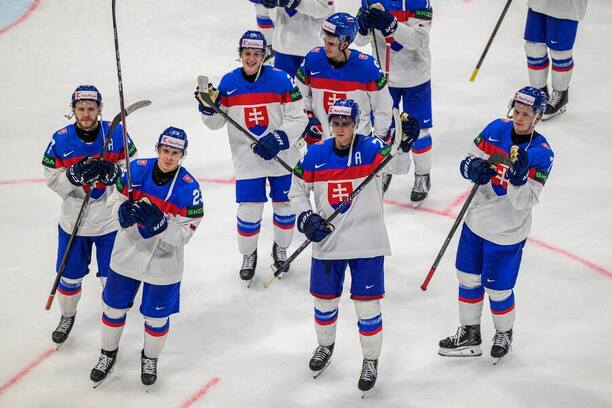 Slovenskí hokejisti oslavujú výhru nad&nbsp;Slovinskom.