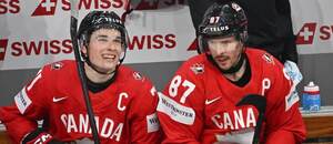 Zľava Macklin Celebrini a Sidney Crosby na MS v hokeji 2026.