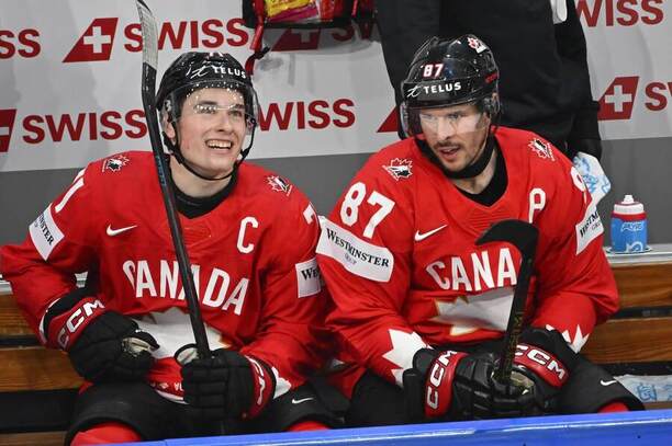 Zľava Macklin Celebrini a&nbsp;Sidney Crosby na&nbsp;MS v&nbsp;hokeji 2026.