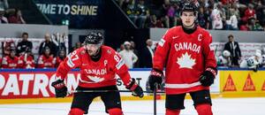 Kanadskí útočníci Sidney Crosby a Macklin Celebrini na MS v hokeji 2026.