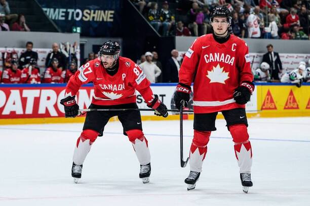 Kanadskí útočníci Sidney Crosby a&nbsp;Macklin Celebrini na&nbsp;MS v&nbsp;hokeji 2026.