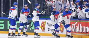 Gólová radosť hráčov Slovenska po 3. góle v zápase proti Dánsku na MS v hokeji 2026, zľava Oliver Okuliar, Adam Liška, Sebastián Čederle a Marek Hrivík