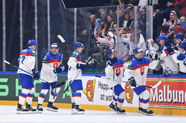 Gólová radosť hráčov Slovenska po 3. góle v zápase proti Dánsku na MS v hokeji 2026, zľava Oliver Okuliar, Adam Liška, Sebastián Čederle a Marek Hrivík