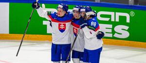 Zľava Adam Sýkora, Sebastián Čederle a Martin Chromiak (všetci Slovensko) na MS v hokeji 2026.