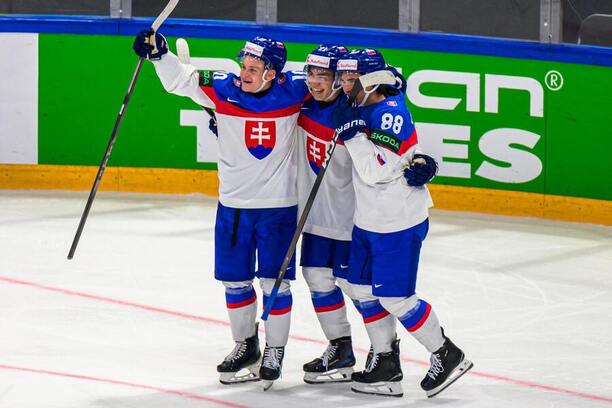 Zľava Adam Sýkora, Sebastián Čederle a&nbsp;Martin Chromiak (všetci Slovensko) na&nbsp;MS v&nbsp;hokeji 2026.
