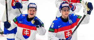 Zľava Adam Sýkora a Martin Pospíšil na MS v hokeji 2026 v drese Slovenska.