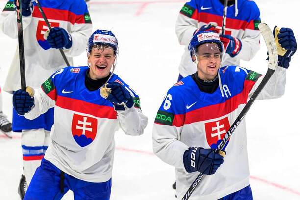 Zľava Adam Sýkora a&nbsp;Martin Pospíšil na&nbsp;MS v&nbsp;hokeji 2026 v&nbsp;drese Slovenska.