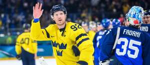 Útočník Gabriel Landeskog máva divákom po zápase s Talianskom.