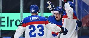 Adam Liška sa teší z gólu Slovenska na MS v hokeji 2026.