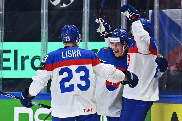 Adam Liška sa teší z&nbsp;gólu Slovenska na&nbsp;MS v&nbsp;hokeji 2026.