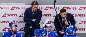 Zľava hlavný tréner Slovenska Vladimír Orzságh a asistent trénera Peter Frühauf na MS v hokeji 2026.
