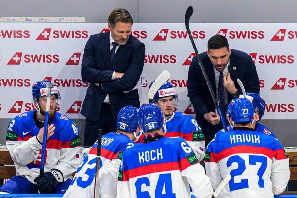 Zľava hlavný tréner Slovenska Vladimír Orzságh a&nbsp;asistent trénera Peter Frühauf na&nbsp;MS v&nbsp;hokeji 2026.