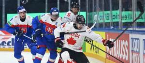 Martin Pospíšil (Slovensko) a Dylan Cozens (Kanada) na MS v hokeji 2026.