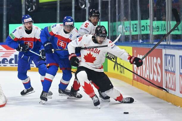 Martin Pospíšil (Slovensko) a Dylan Cozens (Kanada) na MS v hokeji 2026.