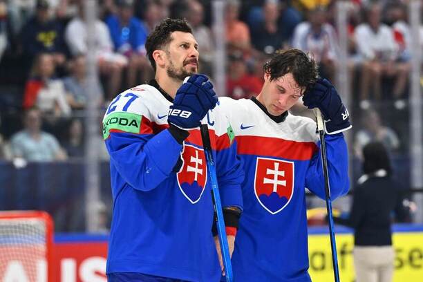 Sklamaní Marek Hrivík a Samuel Kňažko po zápase so Švédskom.