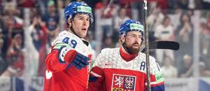 Zľava Jaroslav Chmelař a Filip Hronek na MS v hokeji 2026.